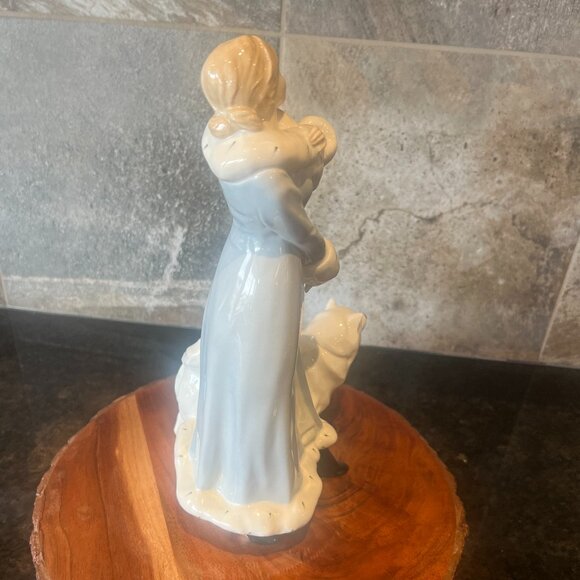 Royal Doulton 'A Winter’s Walk' Hand Made & Hand Painted 14" Porcelain Figurine! - Picture 7 of 16